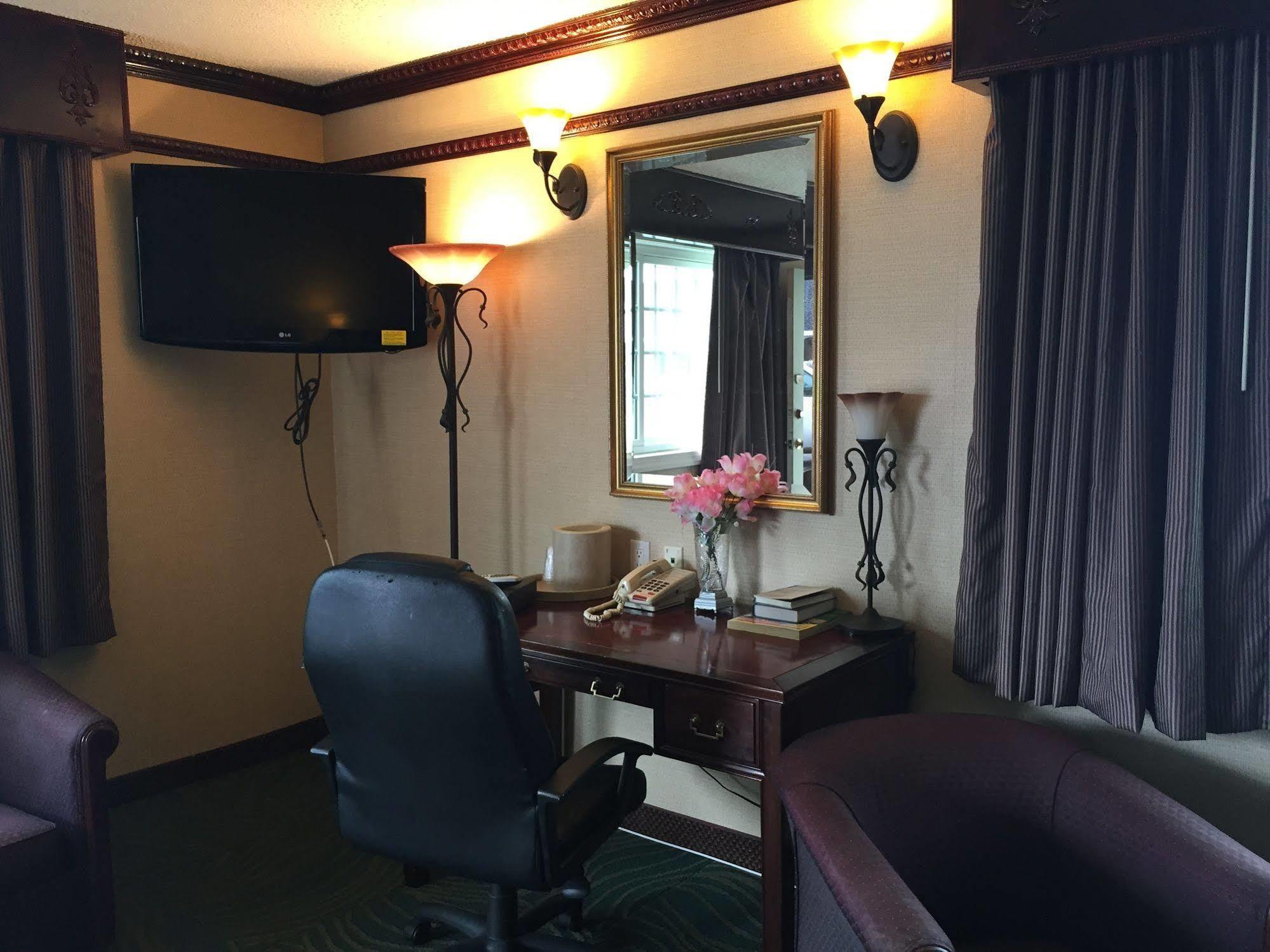 Track & Turf Motel Mount Laurel Eksteriør billede